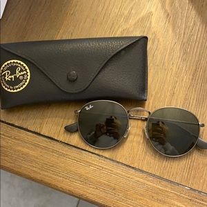 Barely worn black metal round Ray Ban sunglasses.